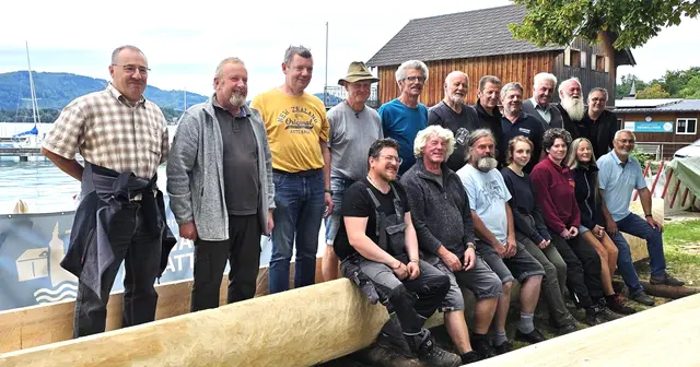 Stolz präsentieren die begeisterten „Einbaum-Bauer vom Attersee“ ihr „Rohwerk“, das kommende Woche fertiggestellt wird. | Foto: Pfahlbauverein