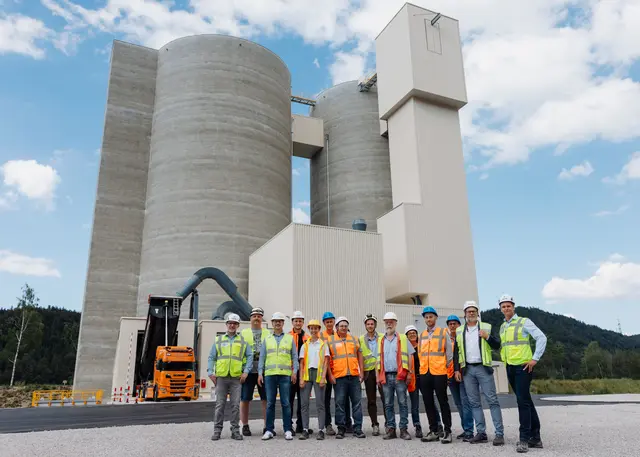 Die neuen Klinkersilos sind beeindruckend: Ein Projektteam kümmerte sich um die Realisierung. Derzeit werden die Silos befüllt. | Foto: Schretter &amp; Cie