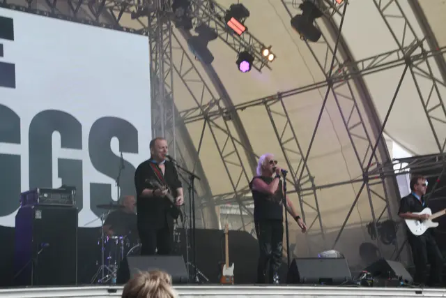 Mit ihrem Klassiker „Wild Thing“ sorgten The Troggs für einen der stimmungsvollsten Momente des Nachmittags und luden das Publikum zum Mitsingen ein.