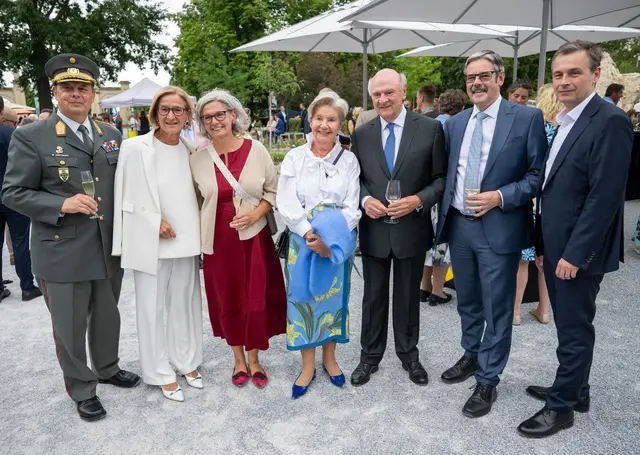 NÖ Militärkommandant Georg Härtinger, Landeshauptfrau Johanna Mikl-Leitner, Beate Härtinger, Sissi Pröll mit Landeshauptmann a. D. Erwin Pröll, Generalanwalt des Österreichischen Raiffeisenverbandes Erwin Hameseder und Raiffeisen Holding Niederösterreich-Wien Generaldirektor Martin Hauer (v.l.n.r.)  | Foto: NLK Khittl