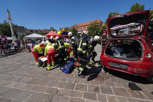 Beim "Tag der Freiwilligen" in Fürstenfeld stieß die Vorführung von Feuerwehr und Rotem Kreuz auf großes Interesse. | Foto: Waltraud Wachmann