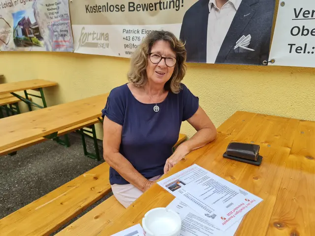 Regina Scharl und ihr Mann erkunden mit ihrem selbst umgebauten Campingbus jedes Jahr verschiedene Regionen Österreichs. | Foto: Cornelia Strobl
