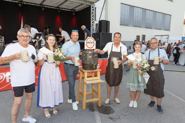 Moderator Nobert Aschauer, Bierkönigin Sophie Leitner, Harald Naderer, Bgm. Anton Froschauer, ehemalige Bierkönigin Amelie Rafetseder und Robert Langeder. | Foto: gemeindejournal.at / Boris Mitterlehner