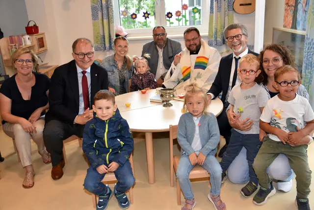 Eröffnet wurde in Dimbach die Krabbelstube, die Friedhofsanierung, Gedenkraum für Sternenkinder, Leader Projekt "Auf den Spuren von Franz Xaver Müller" und Parkplatz.  Bild mit Landesrat Martin Winkler, 2. von links,  und Bürgermeister Manfred Fenster, 2. von rechts, mit Pfarrer Rafal Czajkowski, Vizebürgermeister Christoph Leitner und den Kindergartenpädagoginnen.  | Foto: Robert Zinterhof