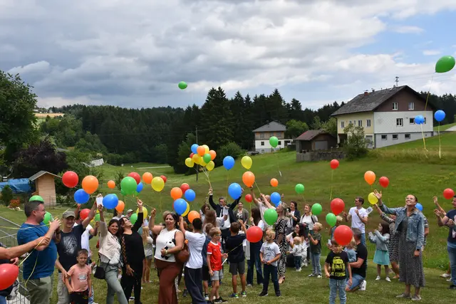 Eröffnet wurde in Dimbach die Krabbelstube, die Friedhofsanierung, Gedenkraum für Sternenkinder, Leader Projekt "Auf den Spuren von Franz Xaver Müller" und Parkplatz.  | Foto: Robert Zinterhof
