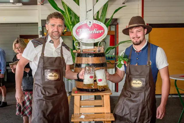 Perfekt gelungener Bieranstich: Bürgermeister Manuel Müller und Zechmeister Dorian Köfeler.
