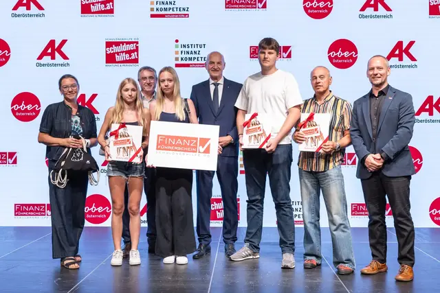 Ulrike Weiß (Leiterin Konsumentenschutz der Arbeiterkammer OÖ), Schulqualitätsmanager Manfred Schörghuber (Bildungsdirektion OÖ), Soziallandesrat Christian Dörfel, Johannes Kletzl (rechts am Bild, Geschäftsführer der Schuldnerhilfe OÖ) – mit Absolventen und Lehrkraft des Poly Perg. | Foto: Land OÖ/Charlotte Guggenberger