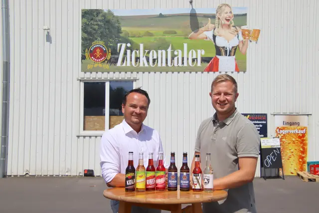 Wollen eine "Bier-Erlebniswelt" schaffen: Brauerei-Chef Patrick Krammer (links) und Getränkehandels-Geschäftsführer Stefan Wiener. | Foto: Martin Wurglits