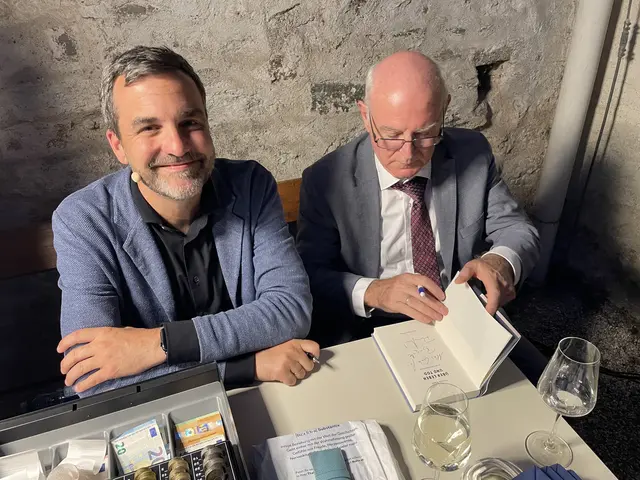Hautnah: Florian Klenk und Christian Reiter nahmen sich in der Pause und nach dem Auftritt Zeit zum Büchersignieren. | Foto: Lauren Fahrenberger / MeinBezirk