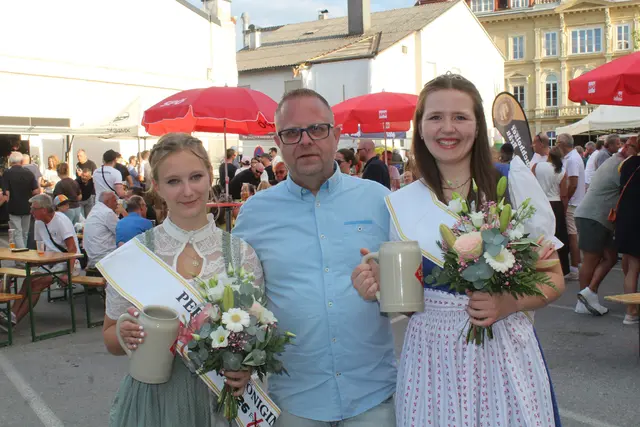 Robert Langeder mit Bierköniginnen Amelie Rafetseder und Sophie Leitner | Foto: MeinBezirk Perg/Köck