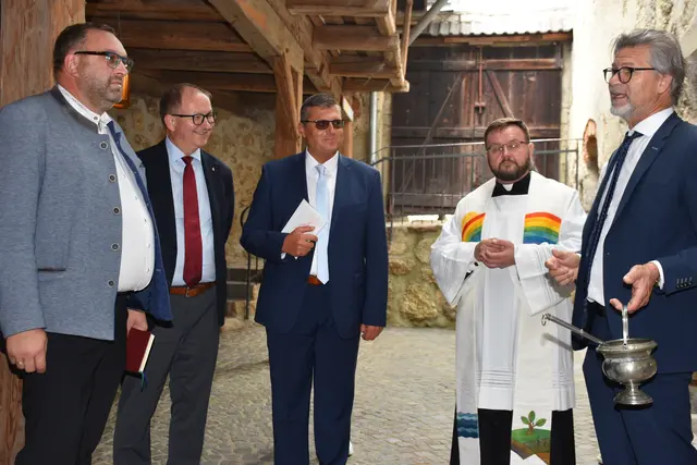 Eröffnet wurde in Dimbach die Krabbelstube, die Friedhofsanierung, Gedenkraum für Sternenkinder, Leader Projekt "Auf den Spuren von Franz Xaver Müller" und Parkplatz.  Bild: Segnung der neuen Einrichtungen im Franz Xaver Müller Haus. Christoph Leitner, Martin Winkler, Manfred Hinderdorfer,  Rafal Czajkowski, Manfred Fenster.  | Foto: Robert Zinterhof