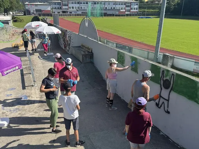 Die jungen Erwachsenen bei der Arbeit.