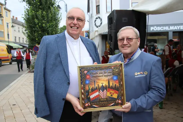 Bischof Ägidius Zsifkovics (links), hier mit Erwin Neubauer vom Verein der Burgenländer in Amerika, feierte den Festgottesdienst in der Basilika. | Foto: Martin Wurglits