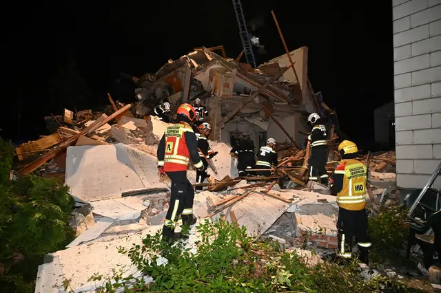 Im 21. Bezirk kam es Sonntagnacht zu einer Explosion eines Einfamilienhauses. Der 93-jährige Bewohner konnte unter Trümmern geborgen werden - er gilt als tatverdächtig. | Foto: Stadt Wien | Feuerwehr