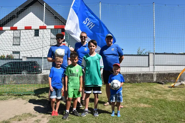 Manuel Plesser-Seidlhuber, Christoph Hirschl und Andreas Egelseer vom Sportverein Hollenburg mit den Fußballjungs.  | Foto: Michaela Müller