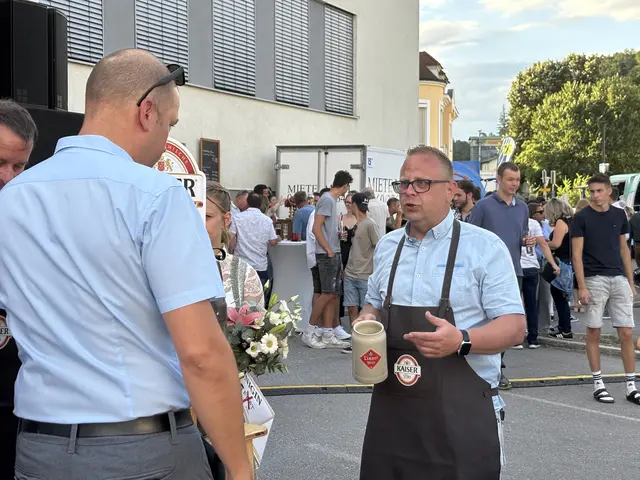 Veranstalter Robert Langeder im Gespräch | Foto: MeinBezirk Perg/Köck