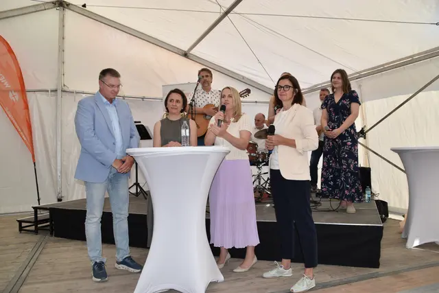 Wolfgang Kocevar, Bürgermeister Stadtgemeinde Ebreichsdorf, Alma Kahler, Geschäftsführerin Wien Energie; Moderatorin und Nicola Kofler, Leitung erneuerbare Stromerzeugung Wien Energie. | Foto: Mirjam Preineder