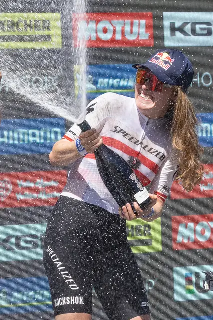 Ihren dritten Rang im Cross Country von La Thuile feierte Laura Stigger ausgelassen. | Foto: Ernst Lorenzi