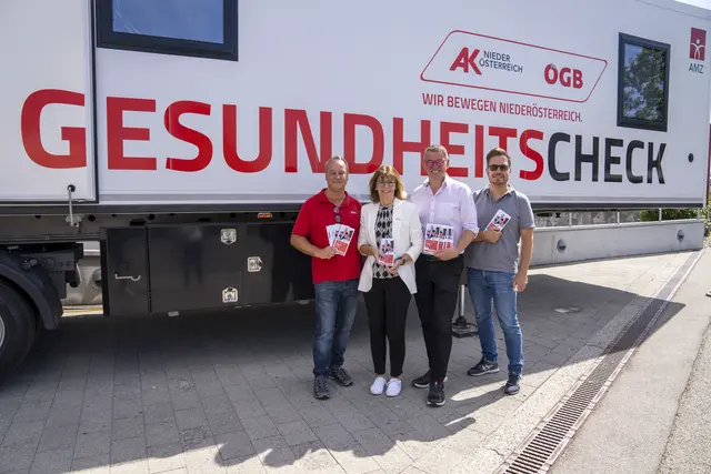 Markus Berger (AK Niederösterreich), Angela Fischer (AK Niederösterreich-Vizepräsidentin), Johannes Öllerer (AK Niederösterreich-Bezirksstellenleiter St. Pölten) und Peter Mezera (AK Niederösterreich) präsentierten den Gesundheits-Truck in St. Pölten. | Foto: Mario Gattinger/AK Niederösterreich
