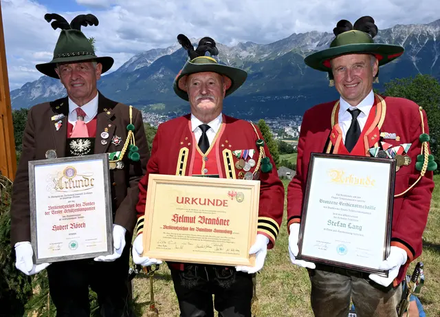 Ehrung für große Männer des Schützenwesens: Hubert Rösch, Helmut Brandner und Stefan Lang (v.l.) | Foto: Hassl