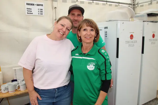 Franziska und Caro mit Bernhard Binder.