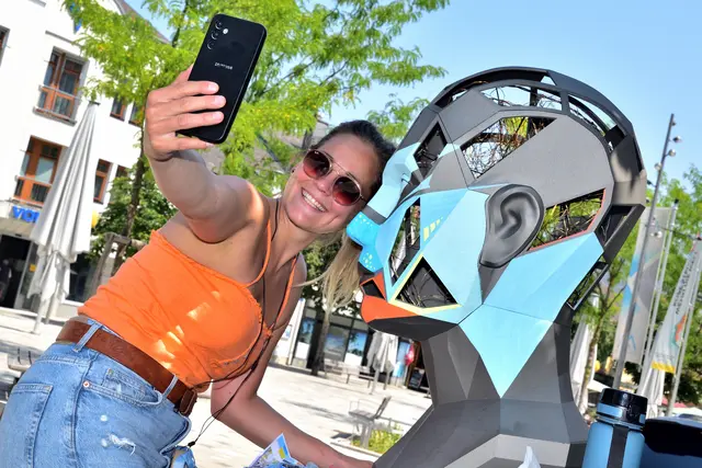 Kopf an Kopf: Designerin Sandra Friedl-Brenner mit einem Erinnerungsselfie an ihre Arbeit. | Foto: Hans-Peter Kriener