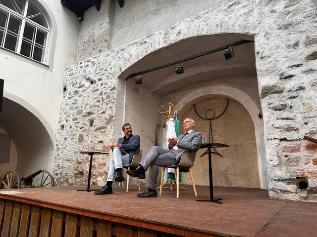 "Falter"-Chefredakteur Florian Klenk und Gerichtsmediziner Christian Reiter im Schloss Traismauer | Foto: Klenk