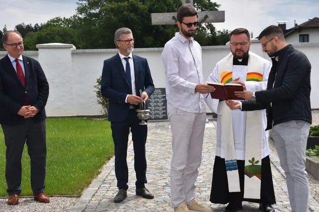 Eröffnet wurde in Dimbach die Krabbelstube, die Friedhofsanierung, Gedenkraum für Sternenkinder, Leader Projekt "Auf den Spuren von Franz Xaver Müller" und Parkplatz. Segnung Friedhof. | Foto: Robert Zinterhof