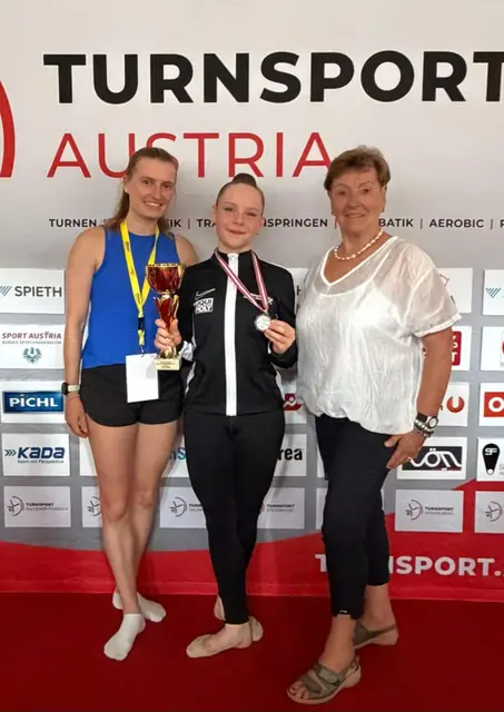 vlnr. Anna Jodlbauer, Sophie Gangl und Trainerin Edith Parzmayr | Foto: Sportunion Mühlbach