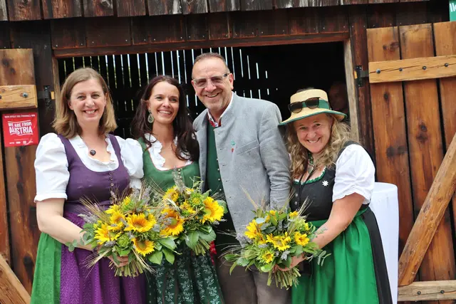 Bgm. Josef Birnstingl mit Partnerin Sabine (Bildmitte) sowie Staatssekretärin Barbara Eibinger-Miedl (li) und Claudia Flatscher beim alten Kellerstöckl in St. Bartholomä.  | Foto: Edith Ertl