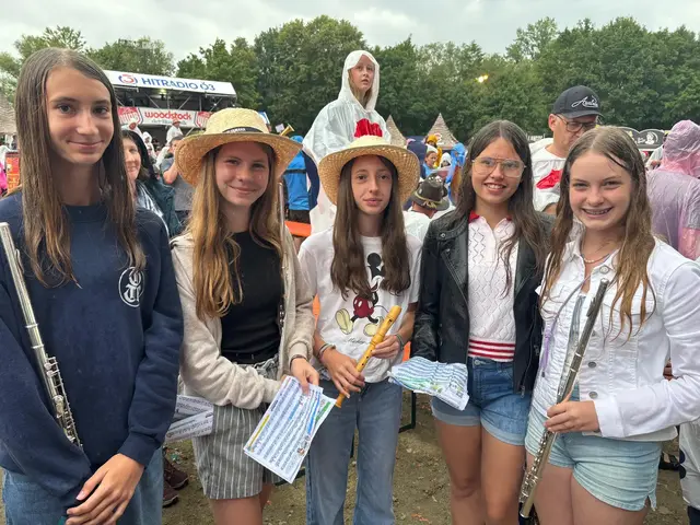 Auch ein Regenschauer konnte den jungen Festivalbesucherinnen die gute Laune beim Woodstock der Blasmusik nicht verderben. | Foto: MeinBezirk/Watzinger
