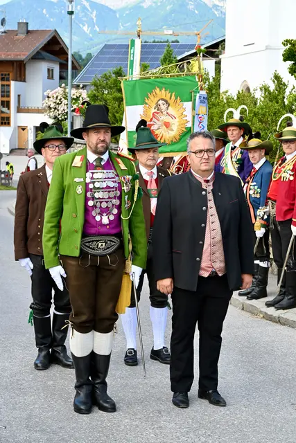 Aldrans-Hauptmann Walter Steinle, Lds.-Kdt. Mj. Thomas Saurer, Bgm. Johannes Strobl und Nationalrat Klaus Mair (v.l.n.r.) beim Landesüblichen Empfang. | Foto: Hassl