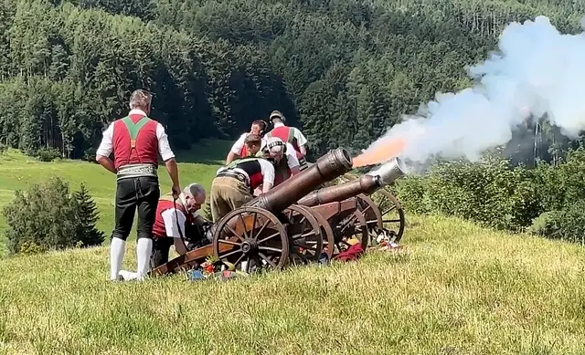 Nach der Kranzniederlegung ließen es die Kanoniere wieder ordentlich krachen. | Foto: Hassl