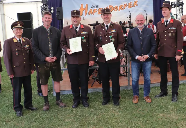 Thomas Glanner und Gernot Zierler (Bildmitte) wurden mit dem Verdienstkreuz ausgezeichnet. Ludwig Mitteregger (li), Michael Feldgrill, Peter Samt und HBI Patrick Sitter gratulierten. | Foto: Edith Ertl
