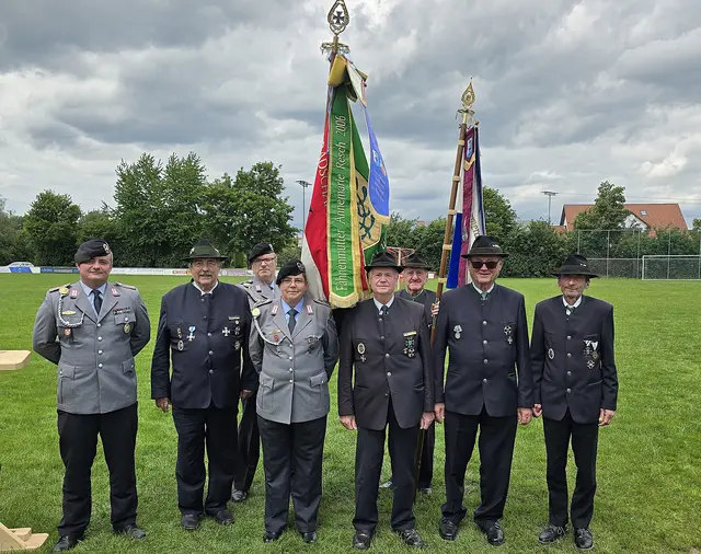 Marcel Schmidt, Unteroffizier der Reserve aus Bayern, ÖKB-Stadtverbandsobmann Walter Ofenauer, Norbert und Simone Förster aus Bayern, Johann Diewald, Franz Eibel, Johann Gründler und Christian Rohringer vom ÖKB-Stadtverband Mistelbach.
 | Foto: ÖKB