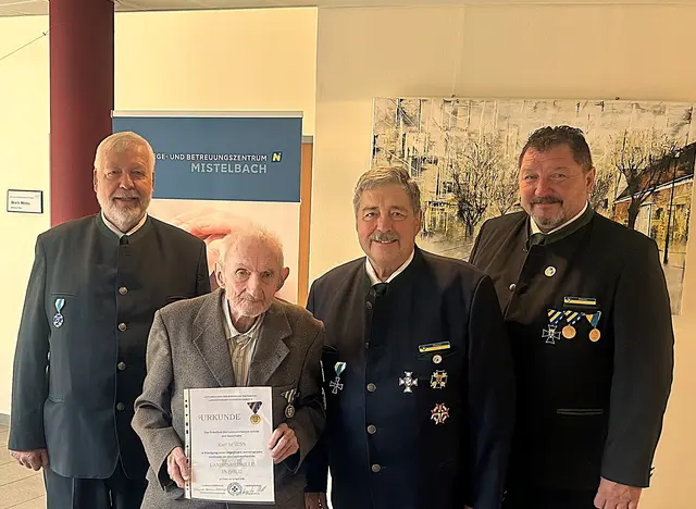 ÖKB Stadtverbandsobmann Stellvertreter Herbert Ofenauer, Jubilar Karl Spiess, ÖKB-Stadtverbandsobmann Walter Ofenauer und ÖKB-Bezirksobmann Josef Kohzina.
 | Foto: ÖKB