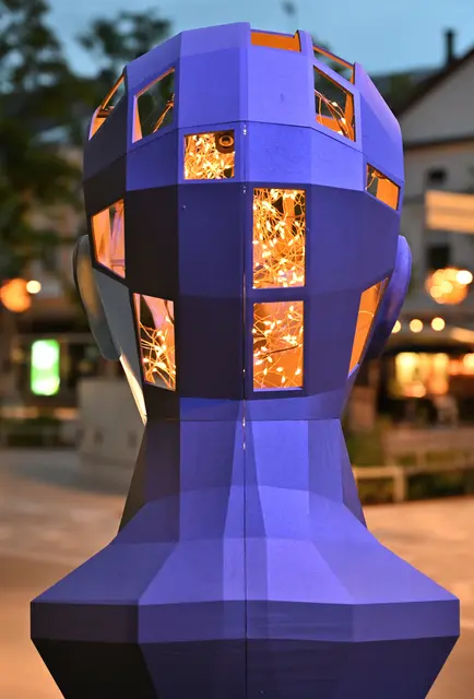 Nachtaufnahme: Kopf-Skulptur von Project Thor Design am Hauptplatz in Amstetten. | Foto: Hans-Peter Kriener