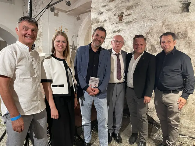 Freuten sich über den gelungenen Auftakt des Kultursommers: Hauptsponsor Gerhard Ersamus, Intendantin Sophie Anna Melichar, Bürgermeister Herbert Pfeffer und Kulturstadtrat Andreas Rauscher – mit Florian Klenk und Christian Reiter (Mitte). | Foto: Lauren Fahrenberger / MeinBezirk