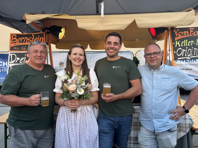 Beim Stand der Bierbrauer Buchholzer Bräu aus Ried in der Riedmark: Armando Kunz, Bierkönigin Sophie Leitner, Robert Wöckinger und Bierfest-Veranstalter Robert Langeder | Foto: MeinBezirk Perg/Köck