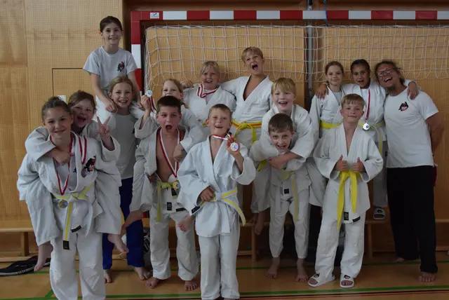 Die freudestrahlenden Judokids U8-U12 mit ihren Medaillen.