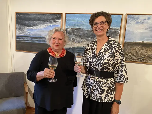 Galeristin und Künstlerin stoßen auf eine erfolgreichen Sommerausstellung an | Foto: Gesa Buzanich