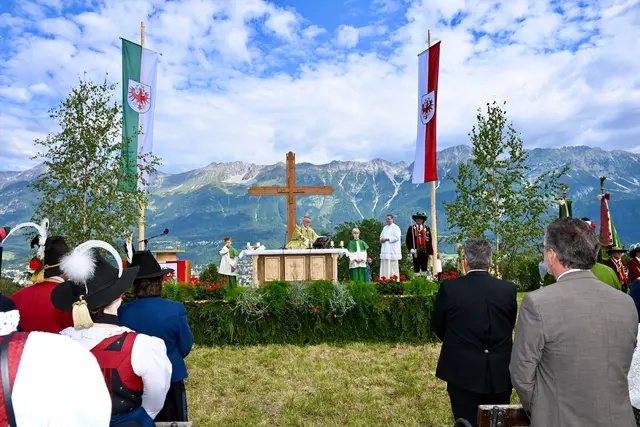 Feldmesse am "Judibichl" mit prächtigem Panorama und bei bestem Festwetter. | Foto: Hassl