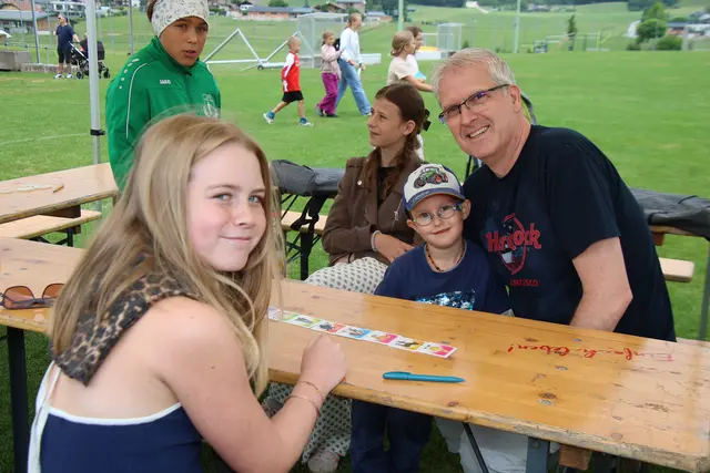 Spielstation: Nina Huber mit Matteo und Ralph.