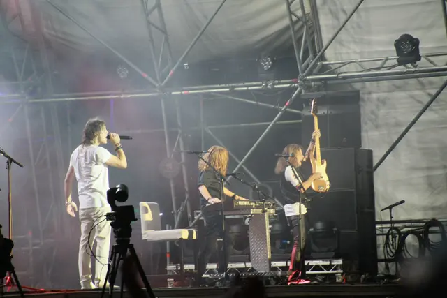 Mit Welthits wie „Cold as Ice“, „Juke Box Hero“ und „I Want to Know What Love Is“ verwandelte Foreigner den Schlosspark in einen großen Open-Air-Chor.