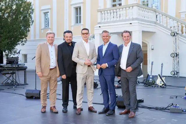 Vor dem Schloss Haindorf: Abgeordneter zum Nationalrat WBNÖ Direktor Harald Servus, Werner Auer, VPNÖ-Klubobmann LAbg. Kurt Hackl, Bundesminister für Wirtschaft, Energie und Tourismus Wolfgang Hattmannsdorfer und WKNÖ Präsident WBNÖ Landesgruppenobmann Wolfgang Ecker.
 | Foto: WBNÖ/Monihart