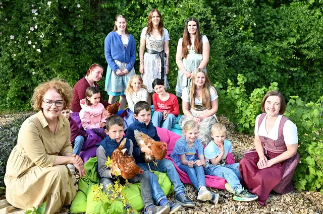 Bildungs-Landesrätin Christiane Teschl-Hofmeister (links) und Direktorin Barbara Grötz (rechts) mit den Schülerinnen und den Kindern des Kindergartens Hollabrunn.
 | Foto: Jürgen Mück