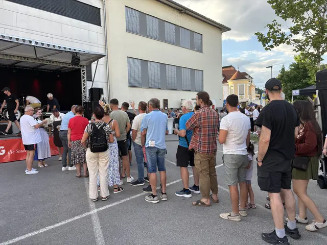 Nach dem Bieranstich gab es Freibier | Foto: MeinBezirk Perg/Köck