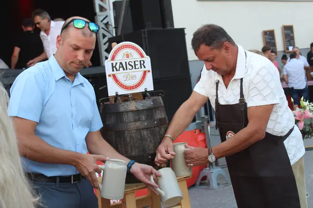 Bieranstich mit Harald Naderer und Bgm. Anton Froschauer | Foto: MeinBezirk Perg/Köck
