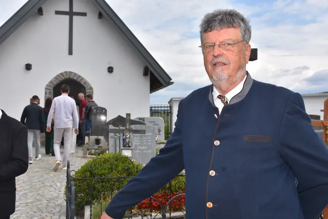 Eröffnet wurde in Dimbach die Krabbelstube, die Friedhofsanierung, Gedenkraum für Sternenkinder, Leader Projekt "Auf den Spuren von Franz Xaver Müller" und Parkplatz. Bild Friedhof, Josef Heiligenbrunner. | Foto: Robert Zinterhof