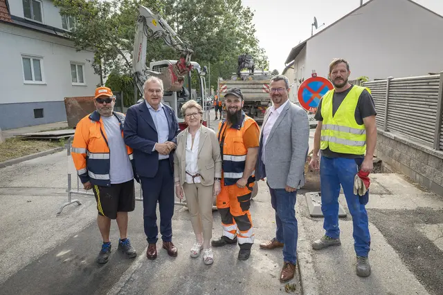Giltschwertgasse: Franz Knebel (wnsks), Stadtrat LAbg. Franz Dinhobl, Erste Vizebürgermeisterin Erika Buchinger, Sascha Tasch (Wirtschaftshof), Manfred Holzgethan (wnsks) und Robert Mayerhofer (wnsks).
 | Foto: Weller, Stadt WRN